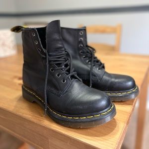 Black Leather 1460 Dr. Martens - Size 8 - Good Condition